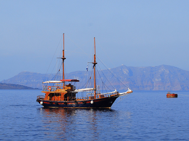 barco-excursiones-santorini